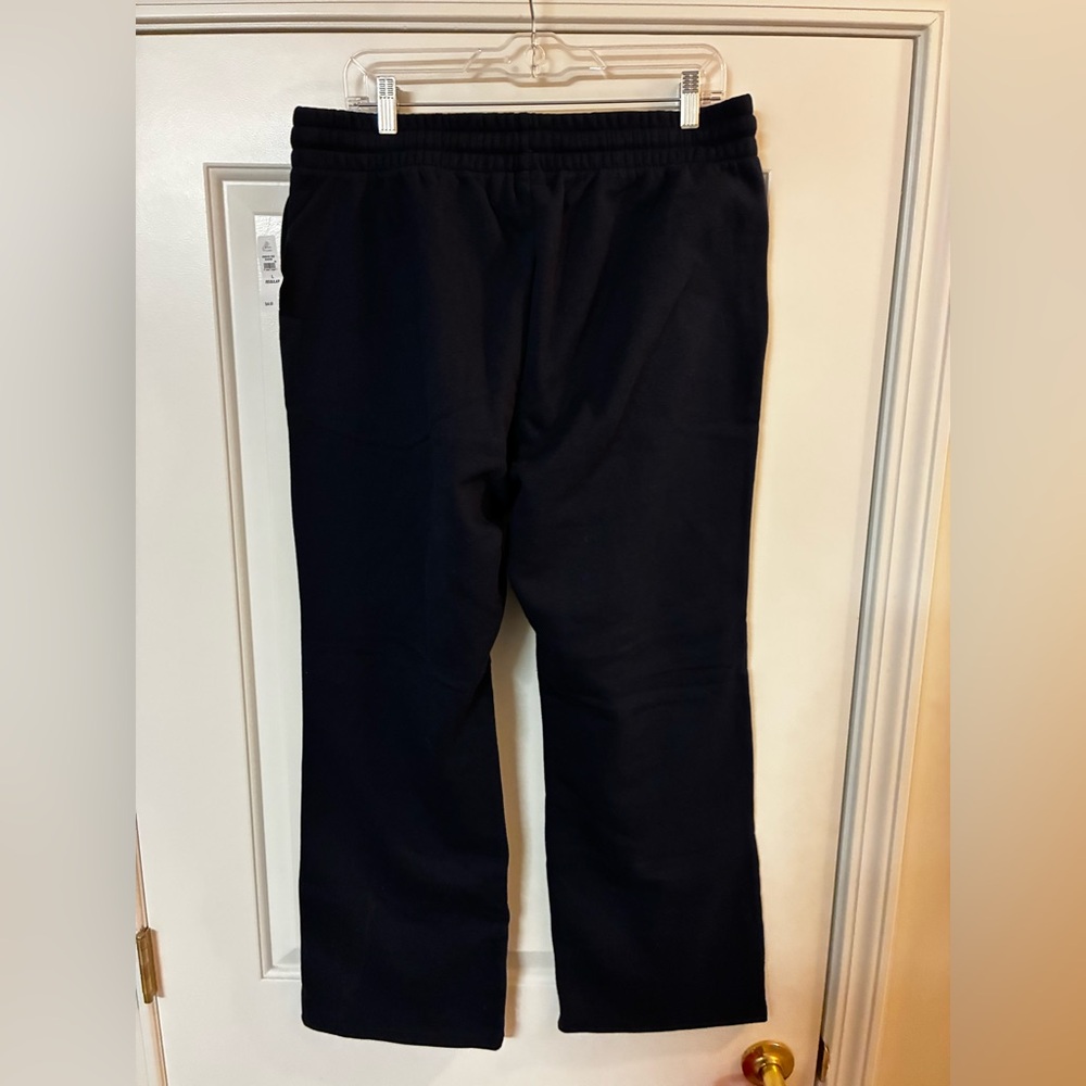 GAP Logo Straight Sweatpants Size - Large
Color - Navy Uniform - Picture 6 of 14